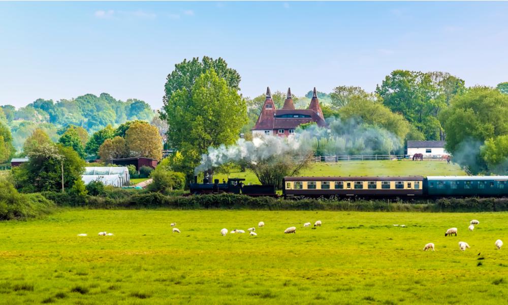 Stoomtrein door landschap van Sussex