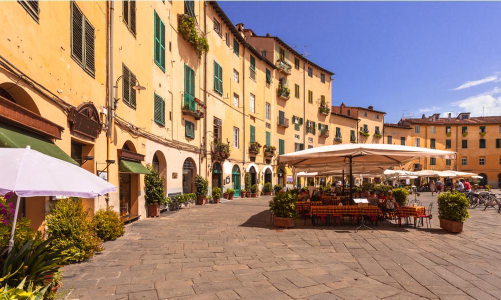Het beroemde ovale stadsplein in Lucca