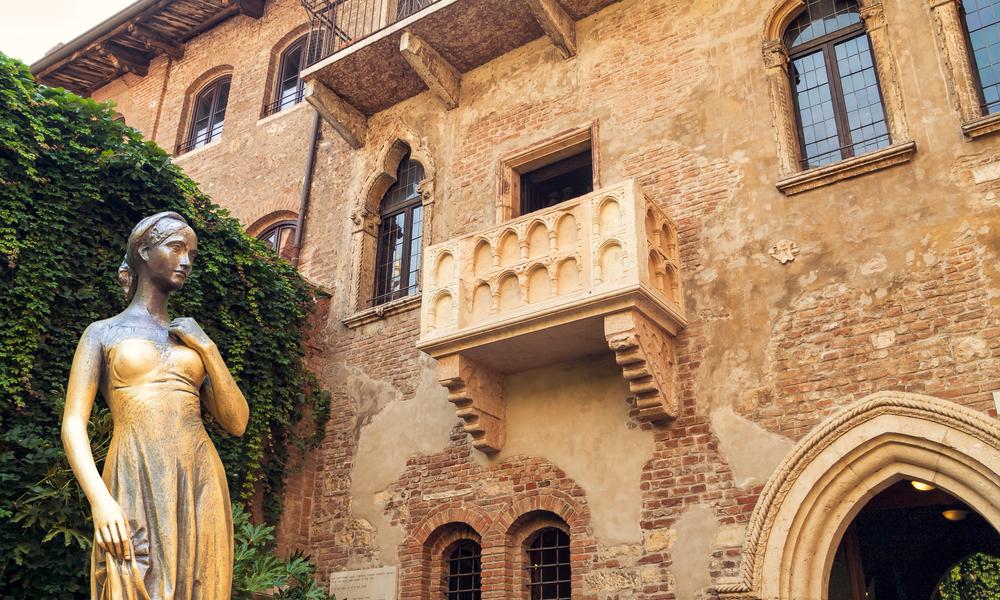 Bronzen beeld van Julia en balkon bij Juliet House, Verona