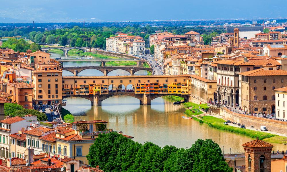 Ponte Vecchio, de beroemde middeleeuwse brug over de rivier de Arno in Florence